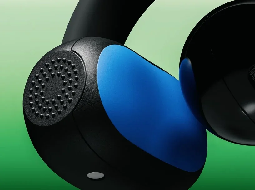 Close-up do detalhe azul do Bose Sport Open Earbuds preto