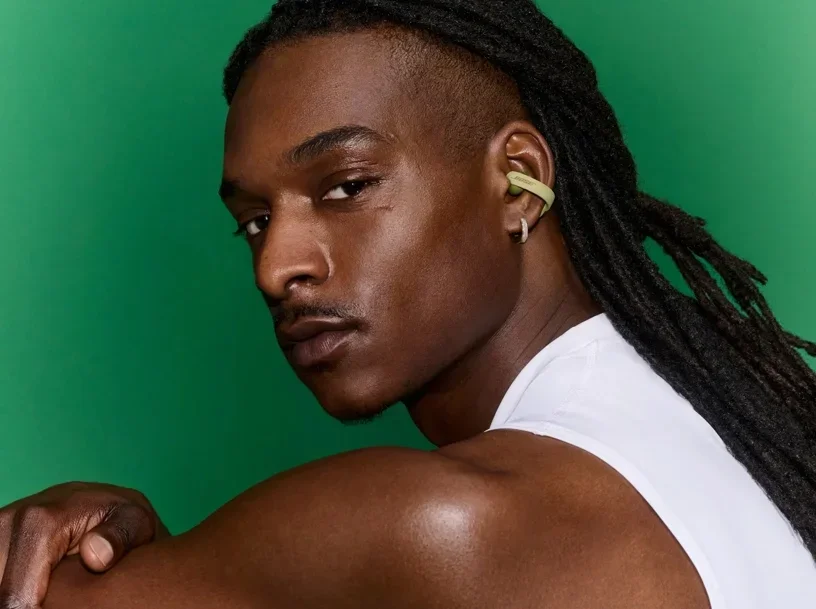Bose Sport Open Earbuds verde em uso
